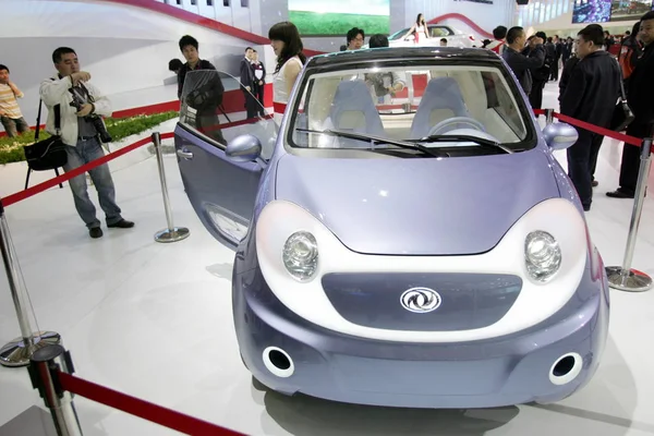 Los Visitantes Observan Automóvil Eléctrico Dongfeng Car 13ª Exposición Internacional — Foto de Stock