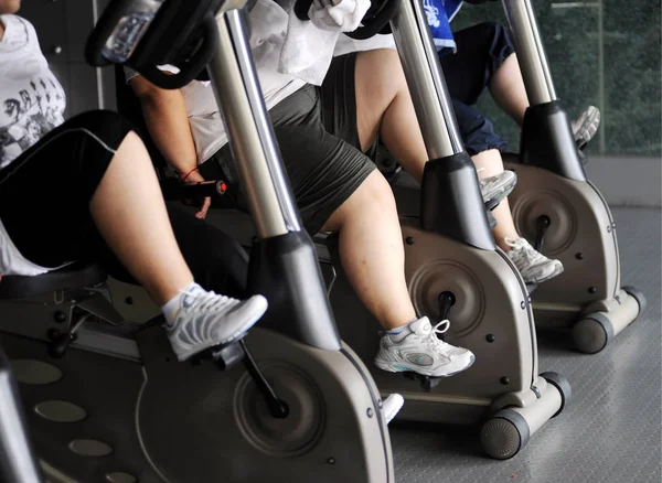 Crianças Obesas Chinesas Exercitam Máquinas Ciclismo Durante Acampamento Verão Redução — Fotografia de Stock