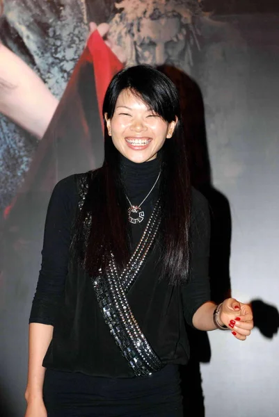 Chiński Model Super Yan Pozach Konferencji Prasowej Brytyjska Piosenkarka Sarah — Zdjęcie stockowe