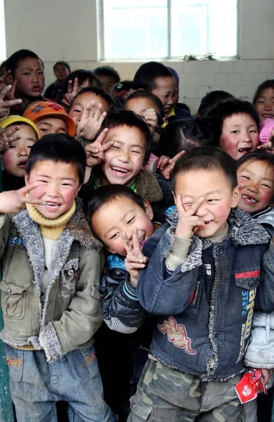 Élèves Primaire Chinois Ayant Survécu Tremblement Terre Mai Dans Leur — Photo