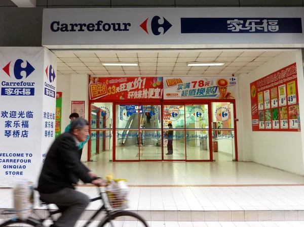 Hombre Chino Pasa Bicicleta Por Supermercado Carrefour Ningbo Este Provincia —  Fotos de Stock