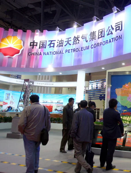 Látogatók Látható Stand Cnpc Kína National Petroleum Corporation Anyavállalata Petrochina — Stock Fotó