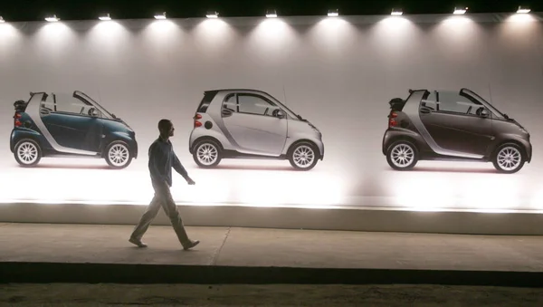 Hombre Pasa Junto Anuncio Daimlers Smart Durante Una Ceremonia Lanzamiento — Foto de Stock