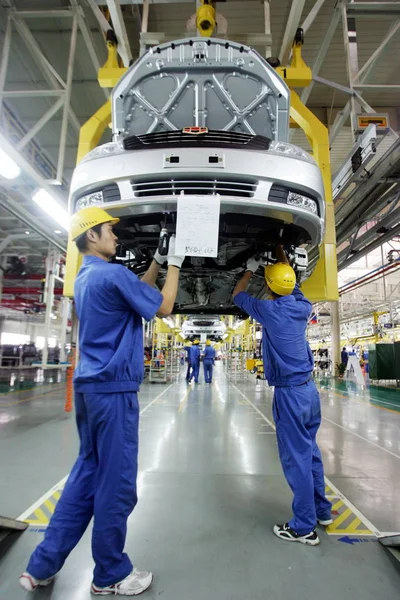 Trabalhadores Fábrica Chinesa Montam Carros Geely Emgrand Ec718 Linha Produção — Fotografia de Stock