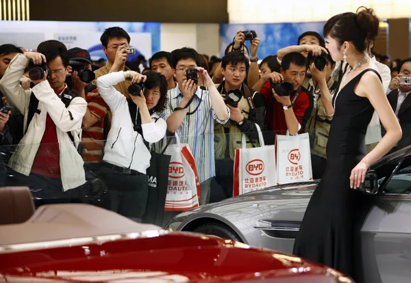 Pengunjung Mengambil Foto Pada Pameran Industri Mobil Internasional Shanghai Yang — Stok Foto