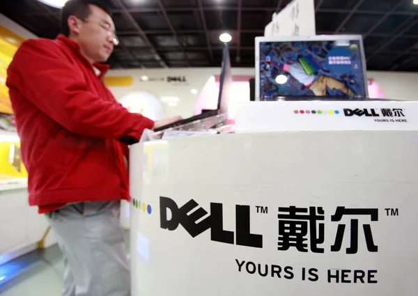 Plik Klient Doświadcza Laptopa Dell Sklepie Dell Szanghaju Chiny Marca — Zdjęcie stockowe