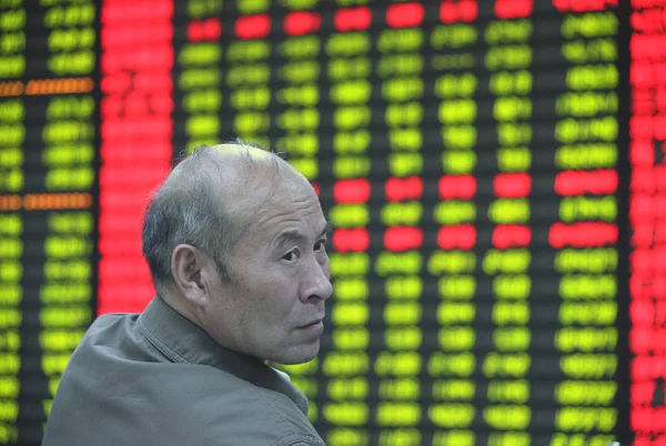 中国の投資家を見て 2010 日東中国安徽省淮北市の証券の家で 価格上昇のため赤 — ストック写真