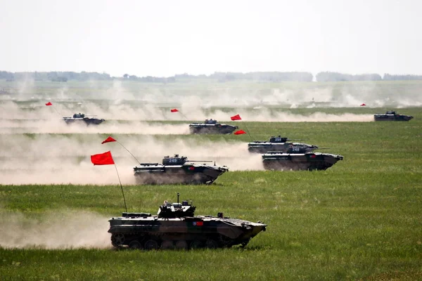 2009年7月26日 中国吉林省北東部の台南戦術訓練基地での平和ミッション2009中露合同反テロ軍事演習中に中国の装甲車が攻撃 — ストック写真