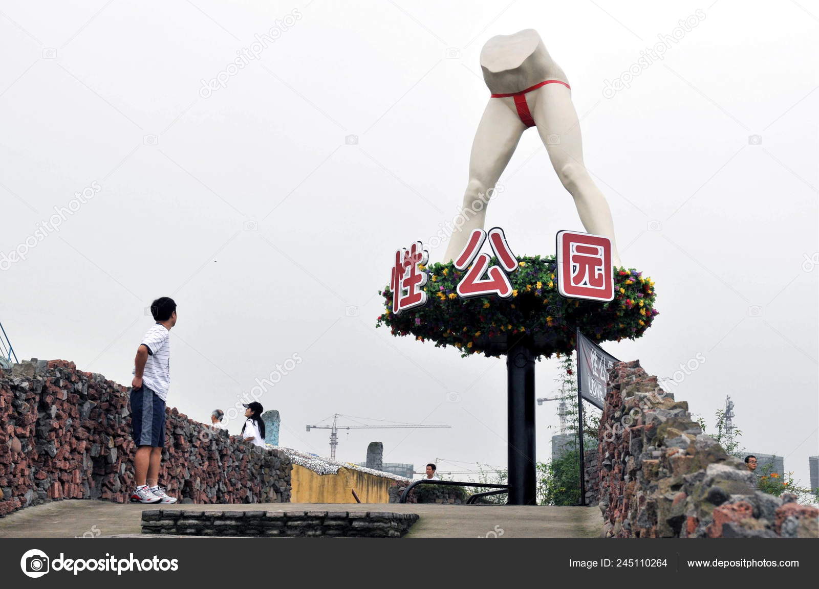 09年5月15日星期五中国重庆外国人街附近一个中国男子在看爱情乐园的身形广告这是一个性主题的公园 图库社论照片 C Chinaimages