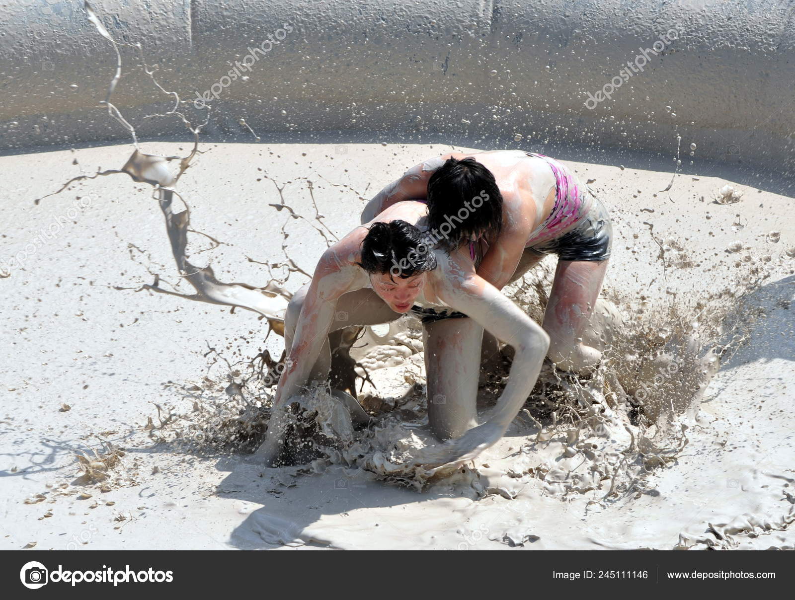 Fight ladies mud 