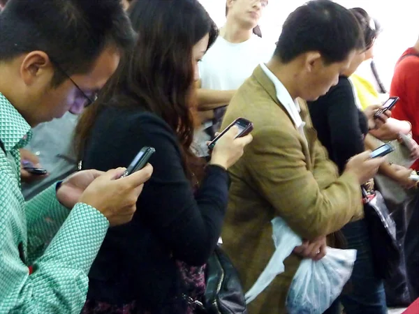 Los Clientes Chinos Utilizan Sus Teléfonos Móviles Mientras Hacen Cola —  Fotos de Stock