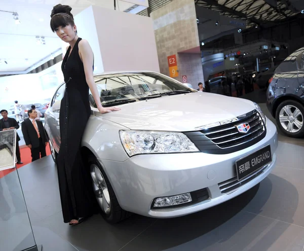 Model Pozuje Emgrand Ec718 Geely Wystawie Shanghai International Automobile Przemysłu — Zdjęcie stockowe