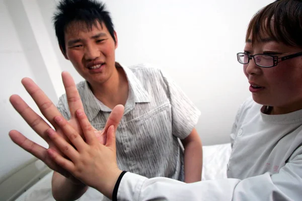 Kinesisk Läkare Åtgärder Jämför Hand Storlekarna Henne Och Zhao Liang — Stockfoto