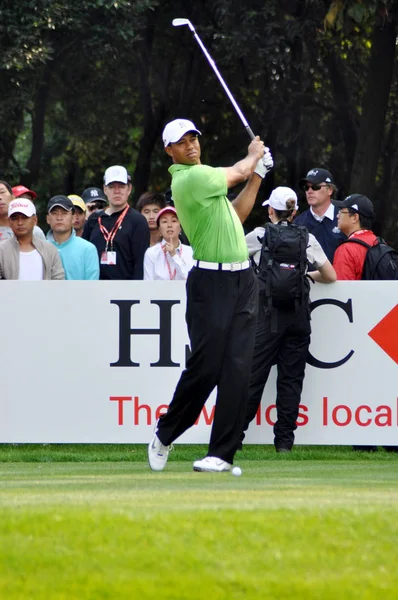 Tiger Woods Joga Tiro Durante Primeiro Dia Torneio Golfe Hsbc — Fotografia de Stock