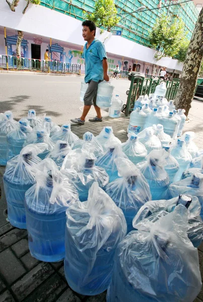 Ein Chinesischer Lieferant Transportiert Eimer Mit Gereinigtem Wasser Einer Hitzewelle — Stockfoto