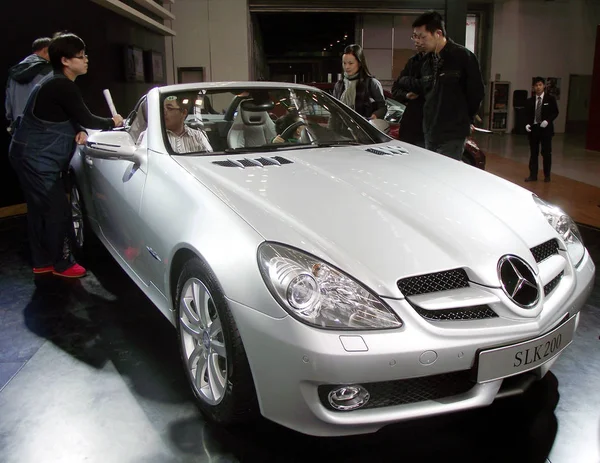 Κινέζοι Αγοραστές Αυτοκινήτων Δείχνουν Ένα Αυτοκίνητο Mercedes Benz Κατά Διάρκεια — Φωτογραφία Αρχείου