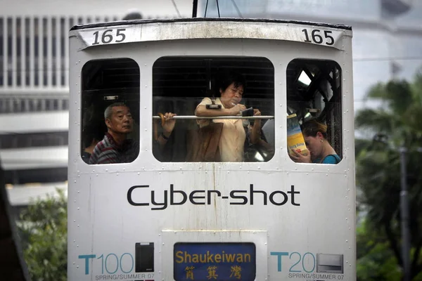 Los Pasajeros Son Vistos Tranvía Dos Pisos Central Hong Kong — Foto de Stock