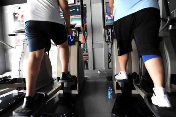 Des Enfants Obèses Chinois Font Exercice Sur Des Marchepieds Lors — Photo