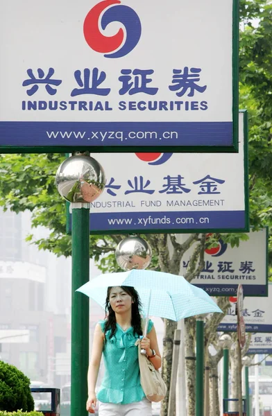 Datei Eine Chinesische Frau Geht Inseraten Für Industrielle Wertpapiere Und — Stockfoto
