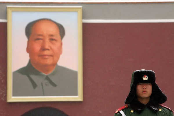 Филе Китайский Военизированный Полицейский Стоит Страже Перед Изображением Председателя Мао — стоковое фото
