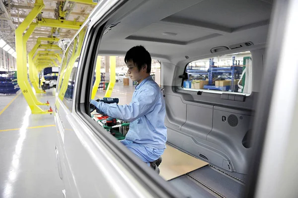 Trabalhador Fabril Chinês Monta Uma Van Mercedes Benz Linha Montagem — Fotografia de Stock
