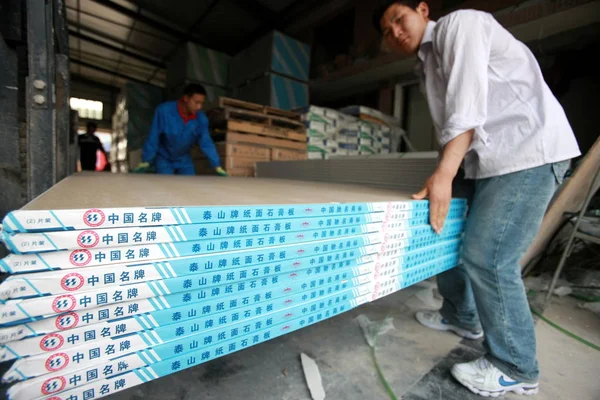 Chińskich Pracowników Załadować Wózek Widłowy Płyt Gipsowo Kartonowych Rynku Materiałów — Zdjęcie stockowe