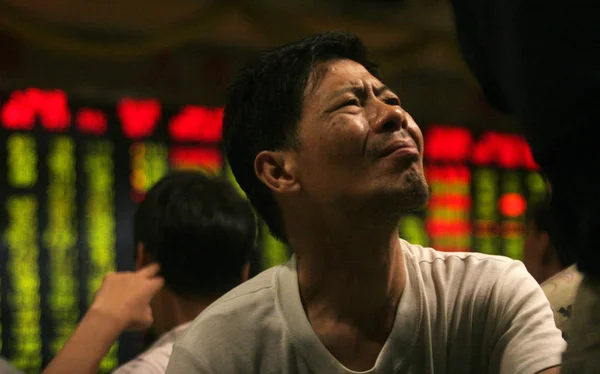 Китайский Инвестор Выглядит Обеспокоенным Глядя Цены Акций Красный Роста Цен — стоковое фото
