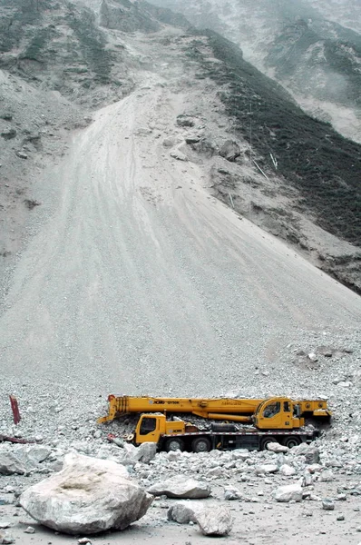 Una Vechícula Vista Enterrada Por Piedras Rocas Después Deslizamiento Tierra — Foto de Stock