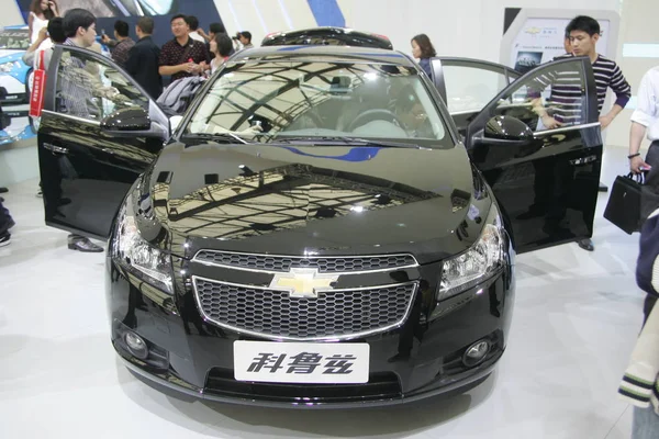 Návštěvníci Podívejte Chevrolet Cruze Během Roku 2009 Šanghaji Čína Dubna — Stock fotografie