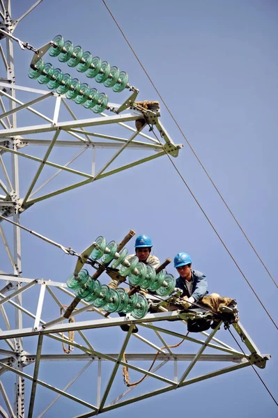 Eletricistas Chineses Verificar Reparar Redes Elétricas Equipamentos Transmissão Energia Cidade — Fotografia de Stock