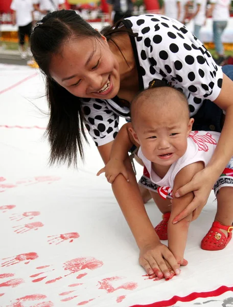 Una Madre China Ayuda Bebé Dejar Huella Una Enorme Pintura — Foto de Stock