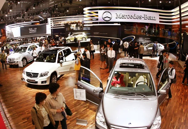 Los Visitantes Observan Los Coches Mercedes Benz 13ª Exposición Internacional —  Fotos de Stock