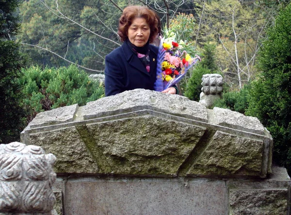 Chinese Woman Remembers Her Relative Graveyard Suzhou East Chinas Jiangsu — Stock Photo, Image