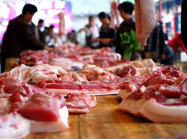 Compradores Chineses Compram Carne Porco Mercado Alimentos Chongqing China Abril — Fotografia de Stock