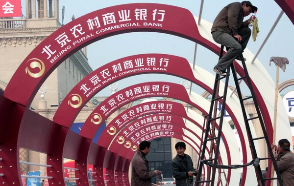 Kinesiska Arbetare Rena Annonser Från Beijing Rural Commercial Bank Utställning — Stockfoto