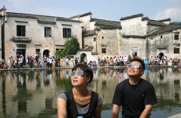 2009年7月22日 星期三 中国安徽省洪村村 中国公民用特殊眼镜观看日全食的日偏食 — 图库照片