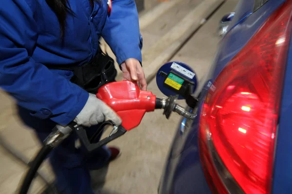 Seorang Pekerja Cina Mengisi Bahan Bakar Mobil Pom Bensin Sebelum — Stok Foto