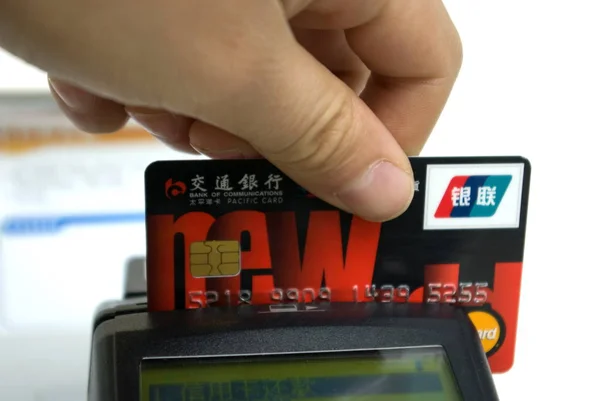 Een Man Vegen Een Creditcard Met Het Logo Van China — Stockfoto