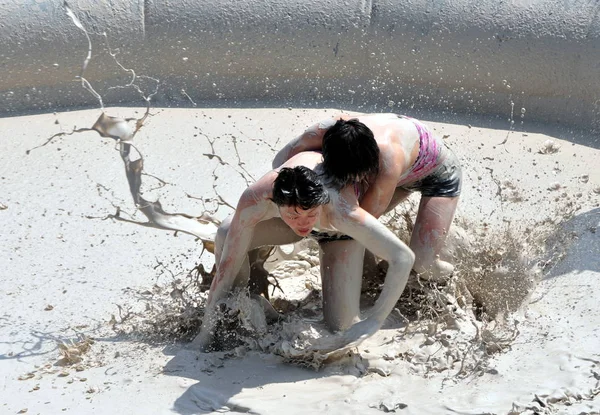 Duas Mulheres Chinesas Lutam Uma Piscina Lama Durante Concurso Luta — Fotografia de Stock