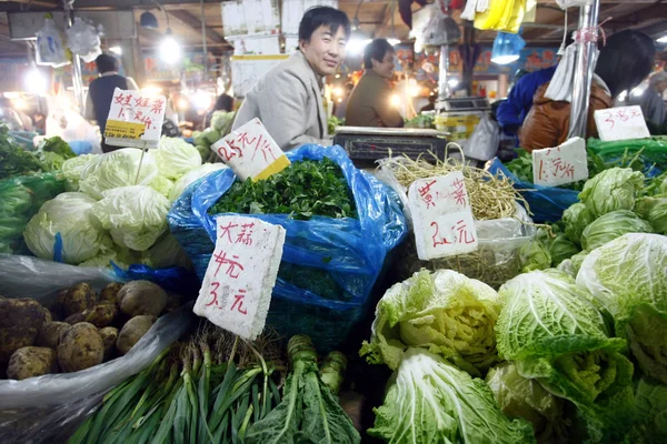 Venditori Cinesi Vendono Verdure Libero Mercato Shanghai Cina Dicembre 2010 — Foto Stock
