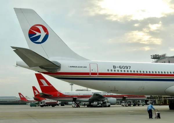 2009年10月19日中国东方航空公司的一架空客A330 300飞机在中国上海机场