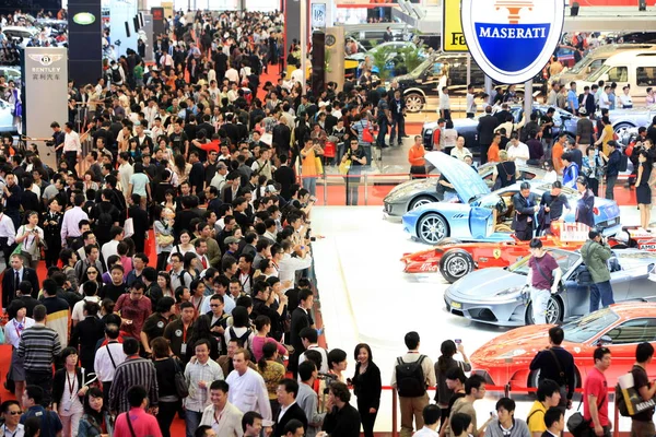 Multitud Visitantes Son Vistos Stand Ferrari Mesarati Durante 13ª Exposición — Foto de Stock