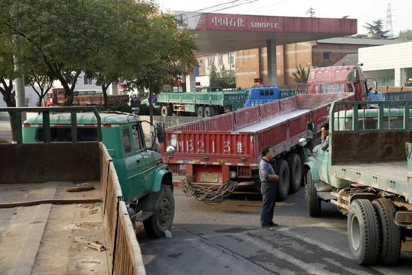 Kínai Vezetők Sorban Teherautók Hogy Üzemanyagú Dízel Egy Sinopec Benzinkút — Stock Fotó