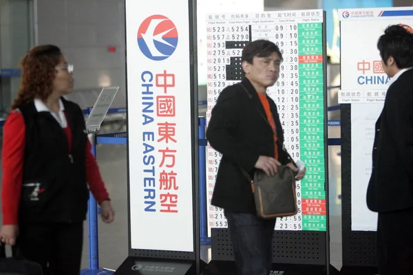 Passeggeri Cinesi Passano Davanti Cartello China Eastern Airlines All Aeroporto — Foto Stock