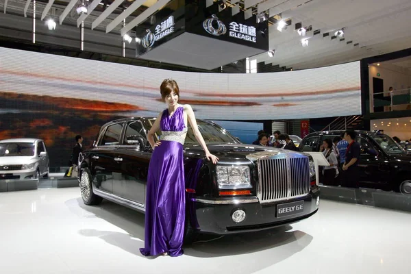 Modelo Posa Com Geely 13Th Shanghai International Automobile Industry Exhibition — Fotografia de Stock