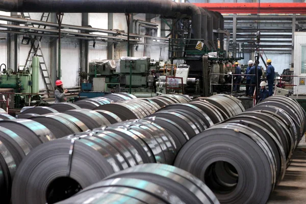 Ρολά Προϊόντων Χάλυβα Παρατηρούνται Ένα Μεταλλικό Εργοστάσιο Της Tonghua Iron — Φωτογραφία Αρχείου