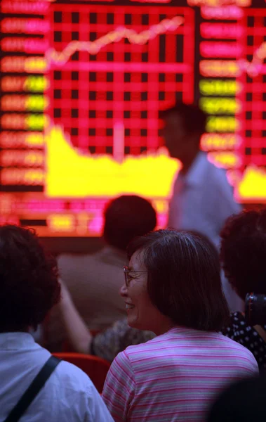 Investidores Chineses Olham Para Preços Das Ações Vermelho Para Aumento — Fotografia de Stock