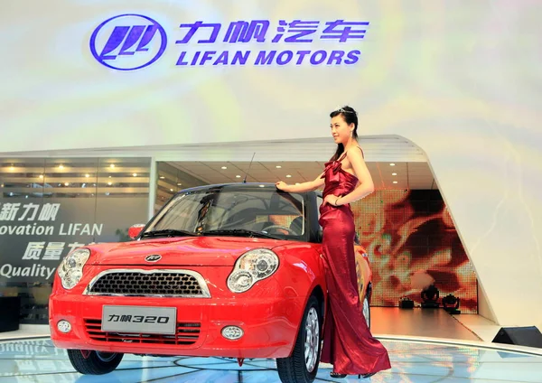 Modelo Posa Con Minicar Lifan 320 13ª Exposición Internacional Industria — Foto de Stock