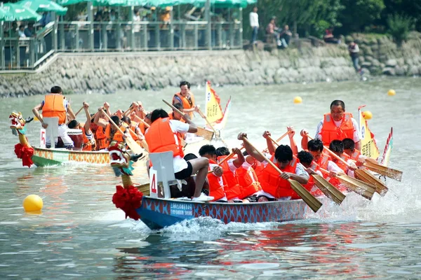 Deelnemers Concurreren Tijdens Een Dragon Boat Contest Vieren Traditionele Chinese — Stockfoto