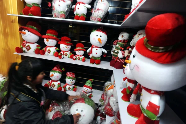 Eine Chinesische Frau Verkauft Schneemännchenförmiges Spielzeug Auf Einem Rohstoffmarkt Wuhan — Stockfoto